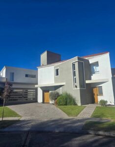 CASA DE CATEGORÍA EN BARRIO PRIVADO LAS MARÍAS – RIVADAVIA